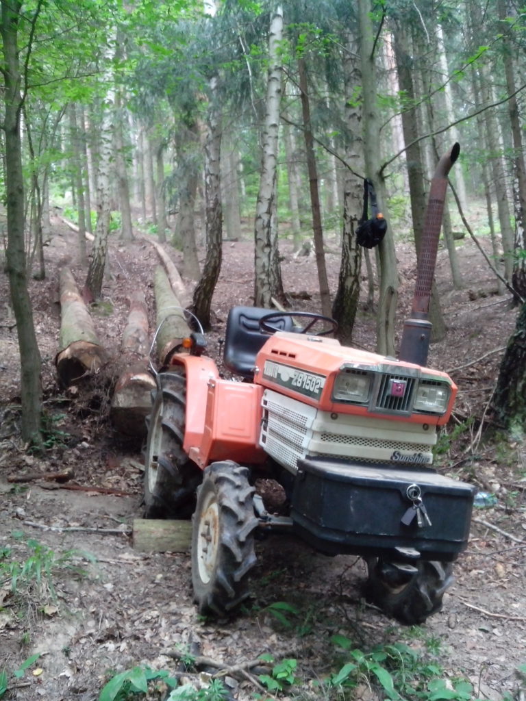 Stahování klád navijákem z V3S pomocí malotraktoru Kubota ZB1502, pohled zepředu