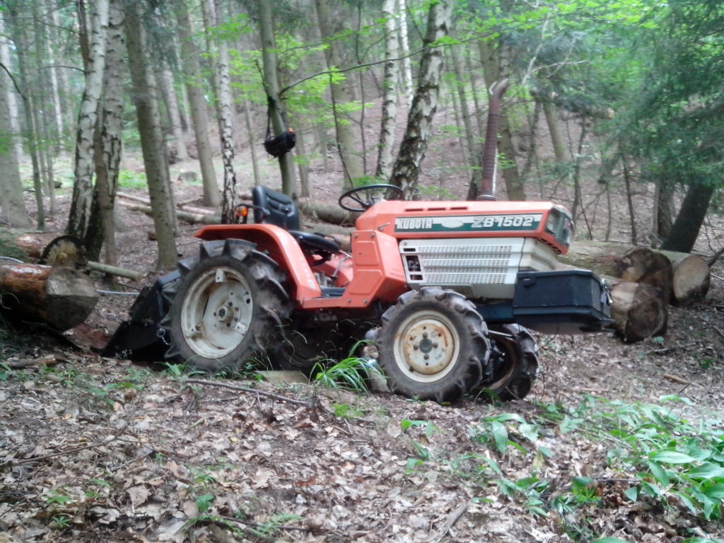 Stahování klád navijákem z V3S pomocí malotraktoru Kubota ZB1502, pohled z boku