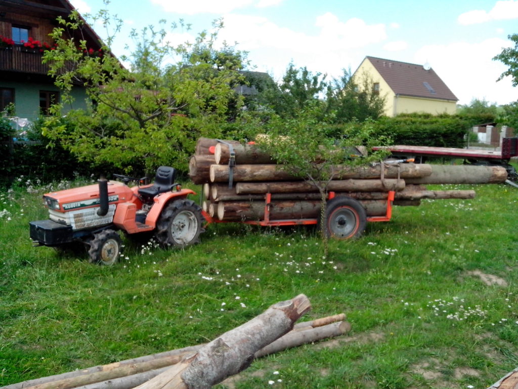Malotraktor s plně naloženou vlečkou