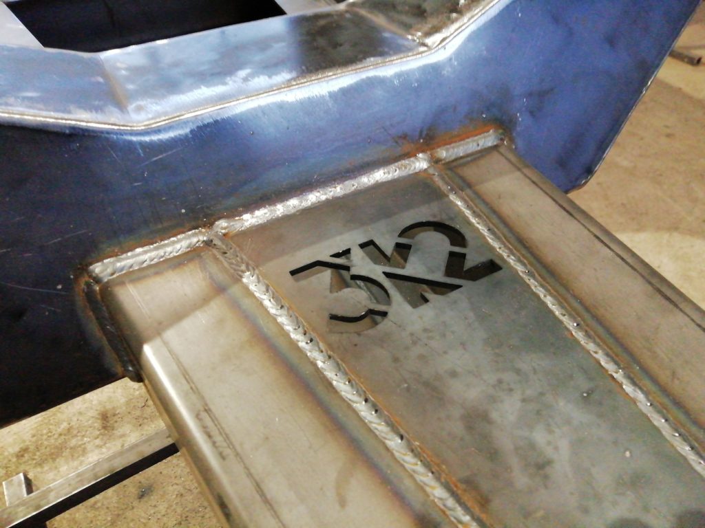 Detail vypáleného loga ve svařenci trupu sklopné vlečky