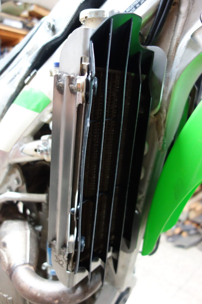 Montáž krytu chladiče na Kawasaki KX250F