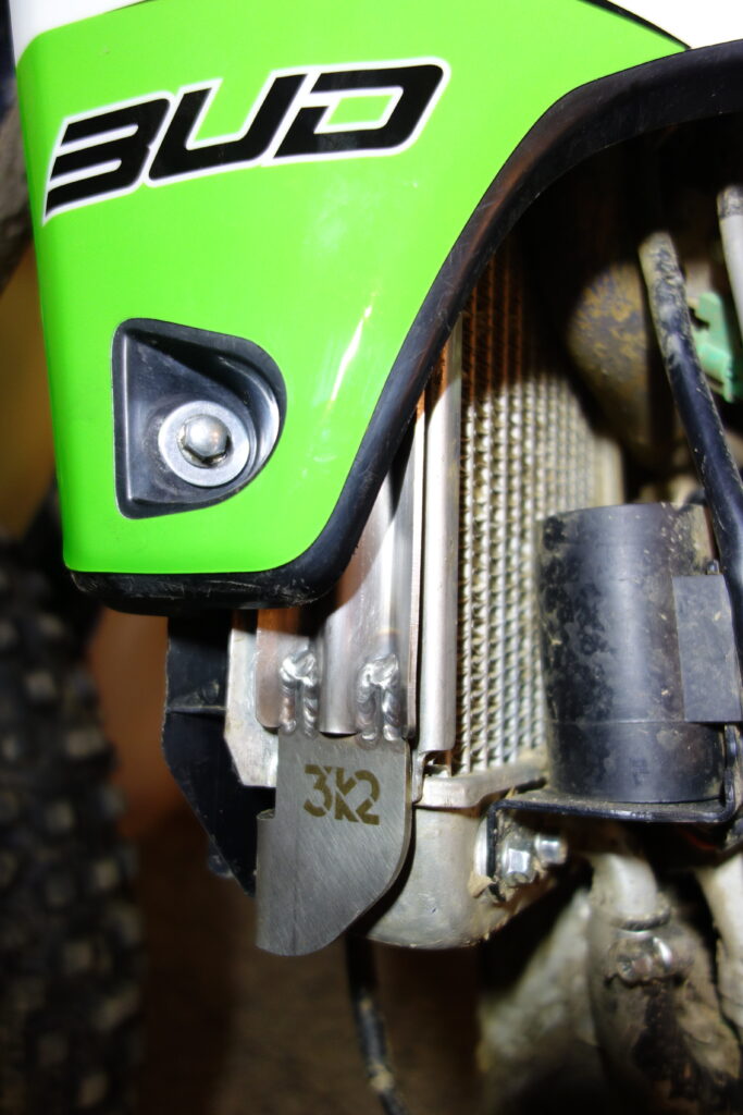 Zabudovaný kryt chladiče na Kawasaki KX250F